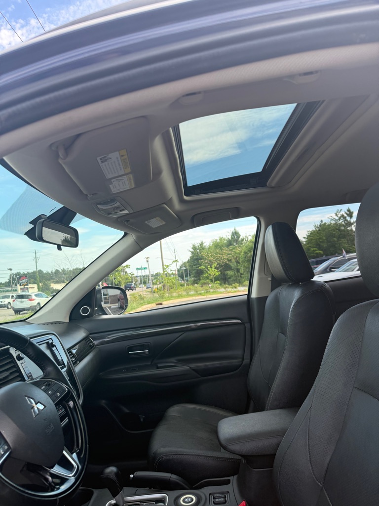 Photo 9 of this MITSUBISHI OUTLANDER