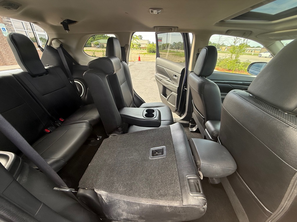 Photo 13 of this MITSUBISHI OUTLANDER