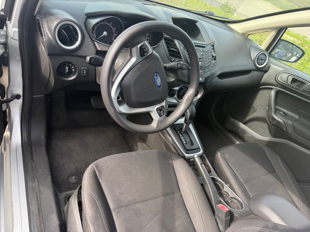 Photo 8 of this FORD FIESTA