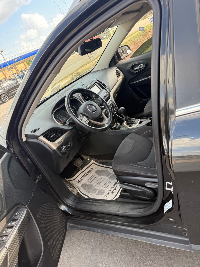 Photo 10 of this JEEP CHEROKEE