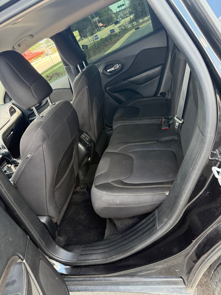 Photo 9 of this JEEP CHEROKEE