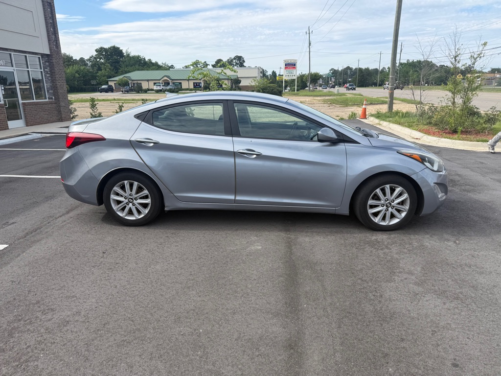 Photo 4 of this HYUNDAI ELANTRA