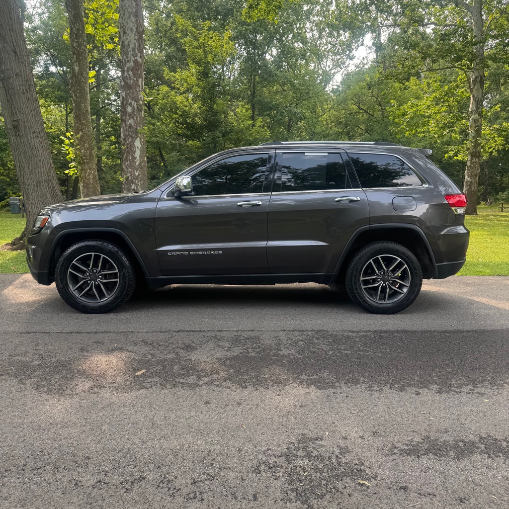 Photo 2 of this JEEP GRAND CHEROKEE