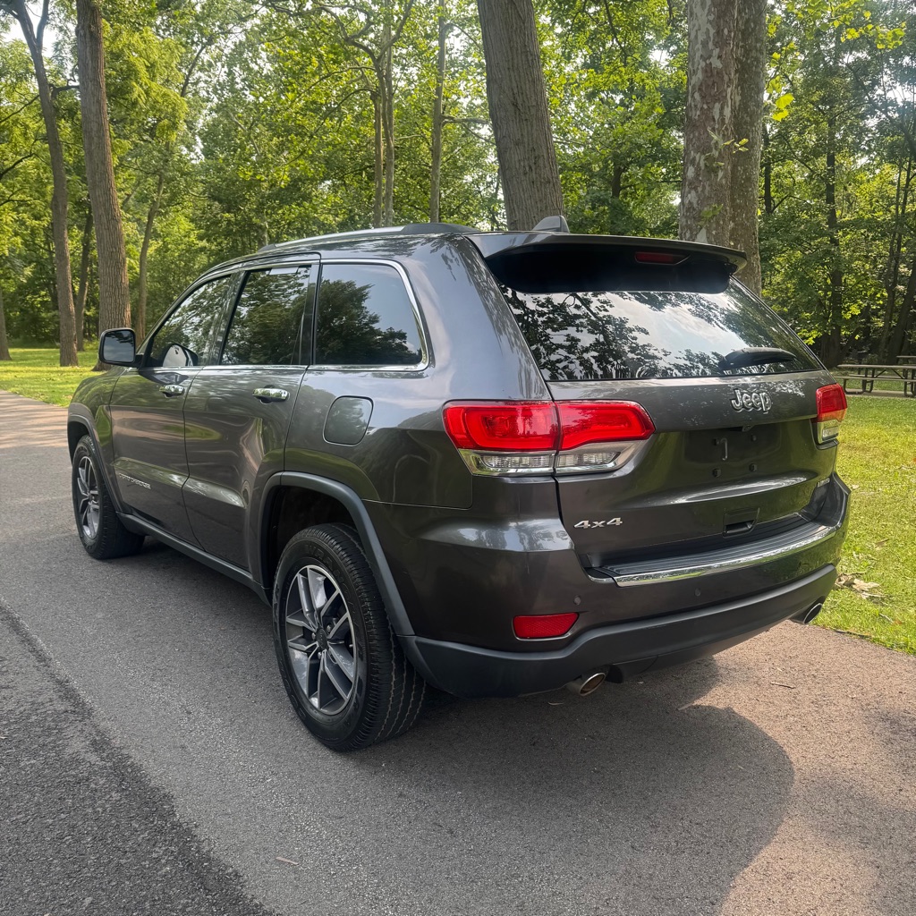 Photo 3 of this JEEP GRAND CHEROKEE