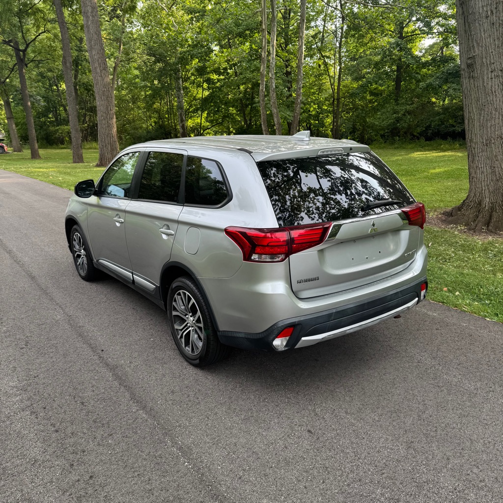Photo 2 of this MITSUBISHI OUTLANDER