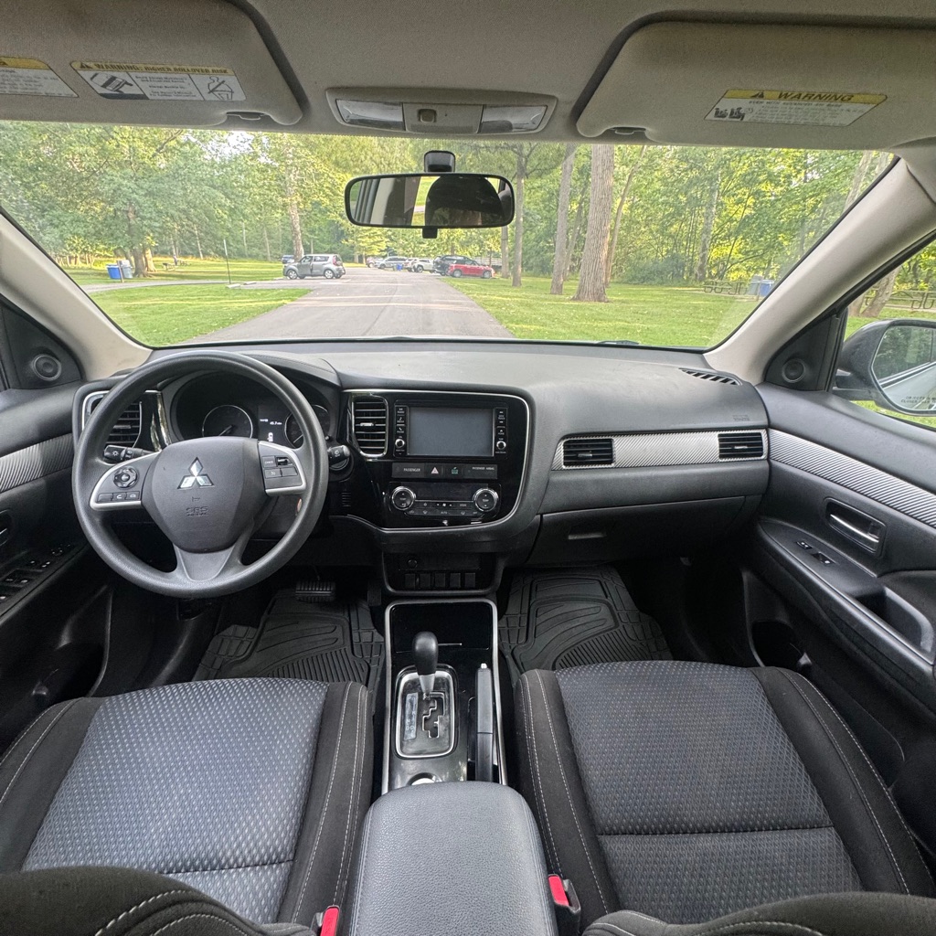 Photo 5 of this MITSUBISHI OUTLANDER