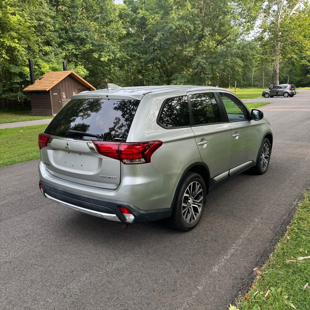 Photo 3 of this MITSUBISHI OUTLANDER