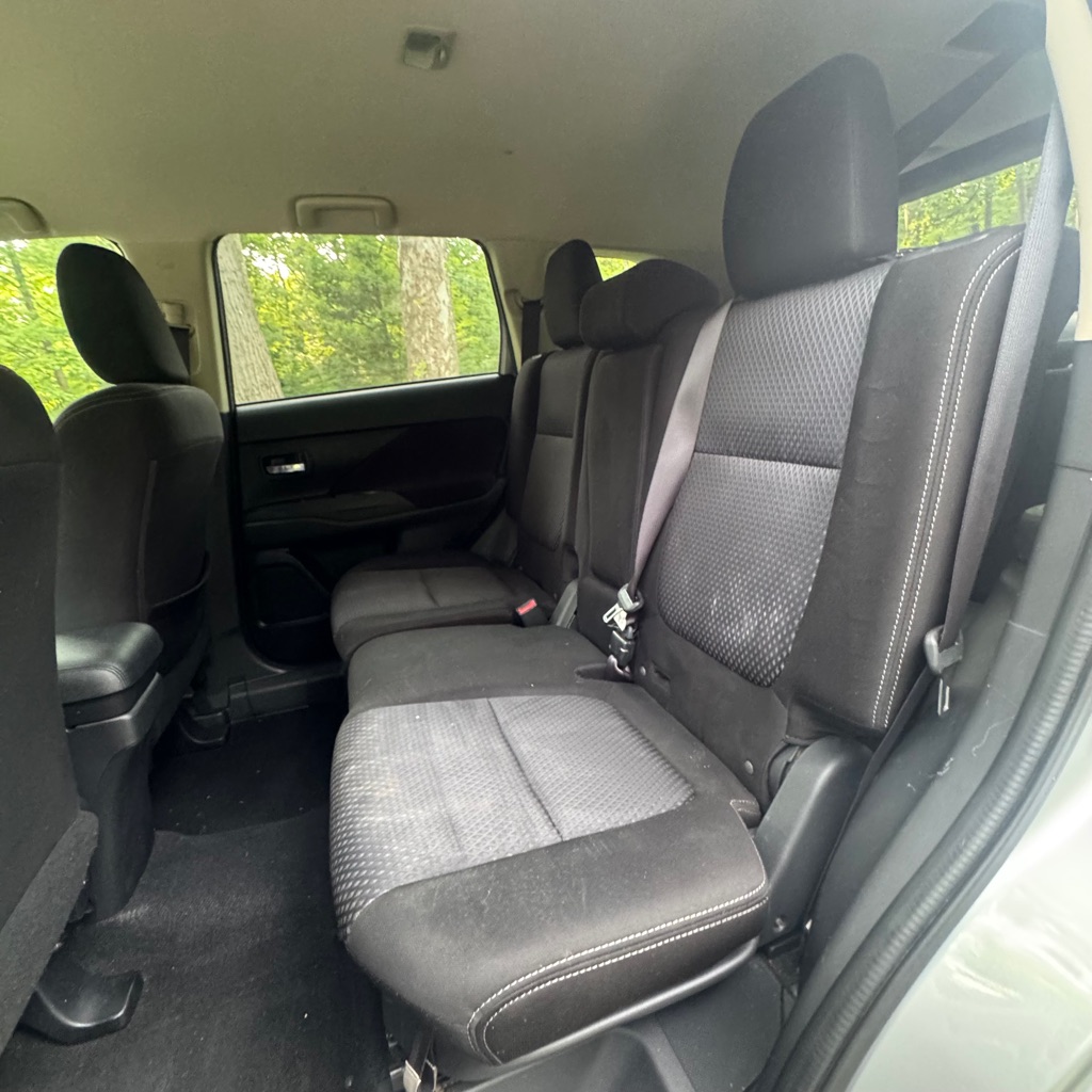 Photo 6 of this MITSUBISHI OUTLANDER
