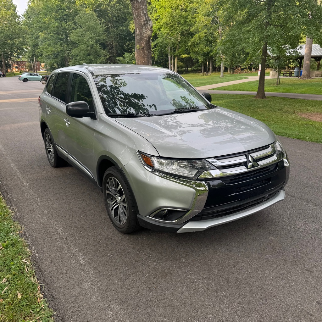 Photo 4 of this MITSUBISHI OUTLANDER