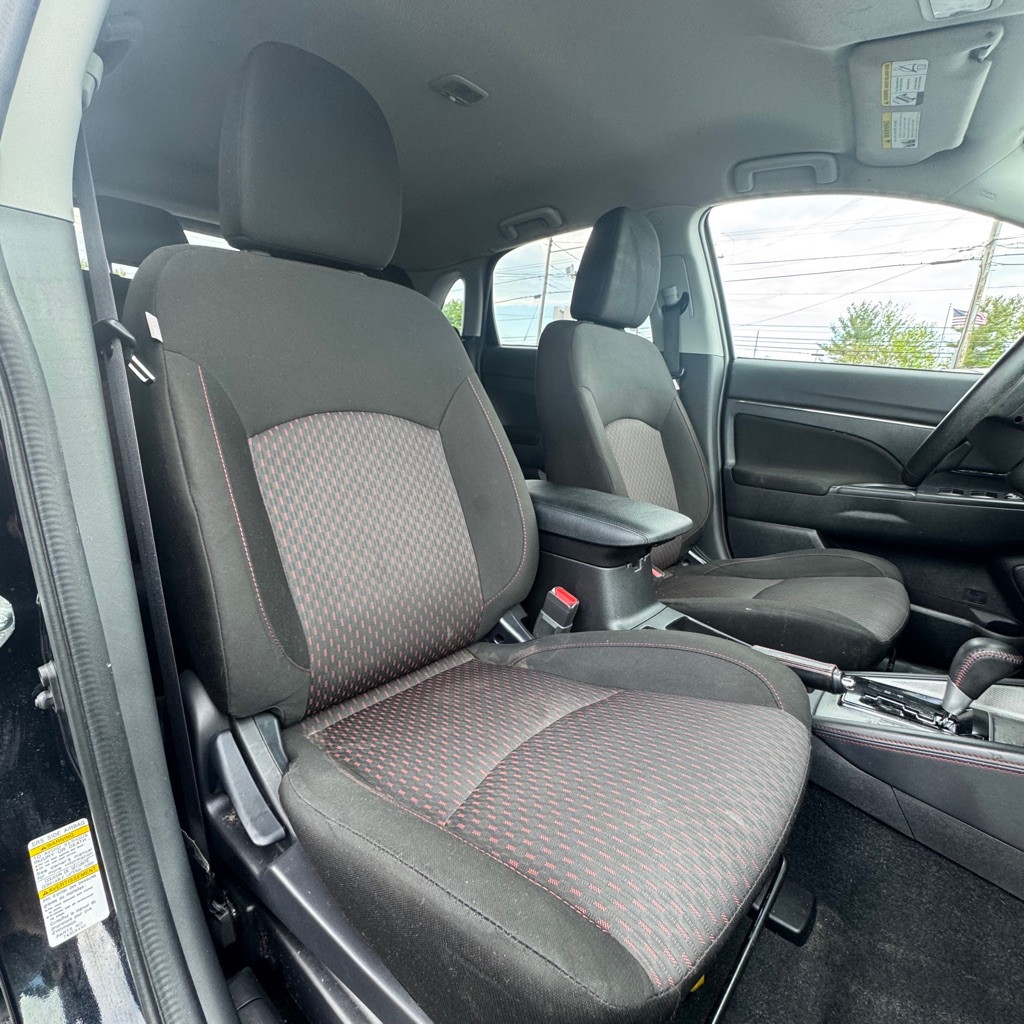 Photo 10 of this MITSUBISHI OUTLANDER SPORT