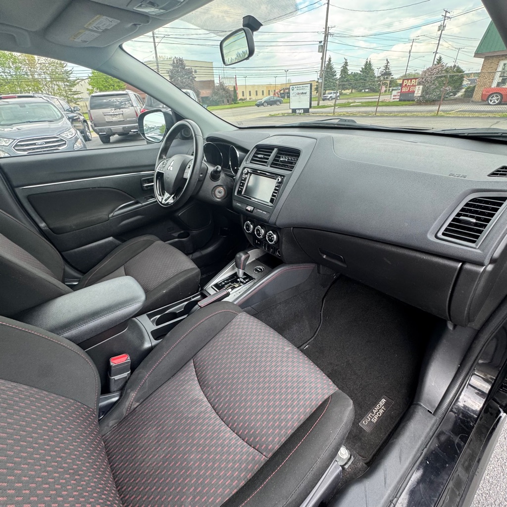 Photo 9 of this MITSUBISHI OUTLANDER SPORT