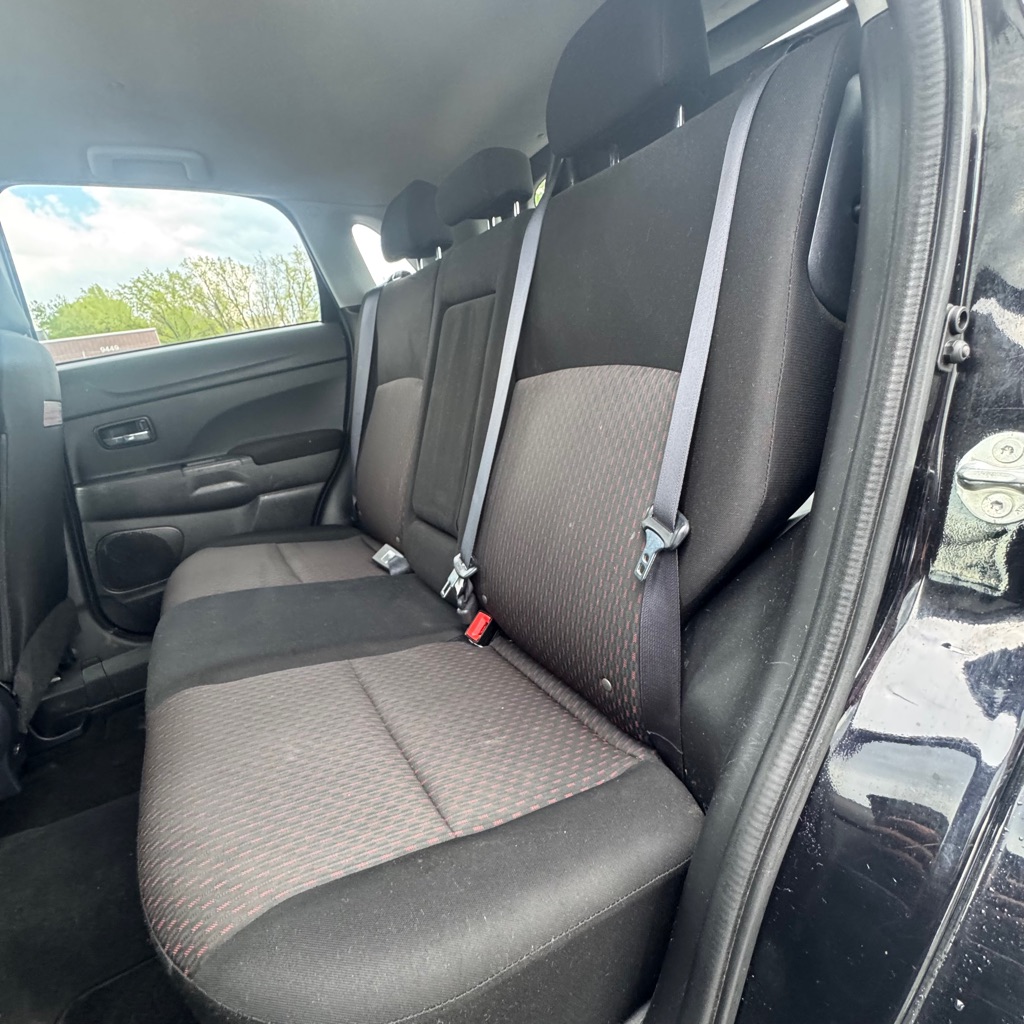 Photo 11 of this MITSUBISHI OUTLANDER SPORT