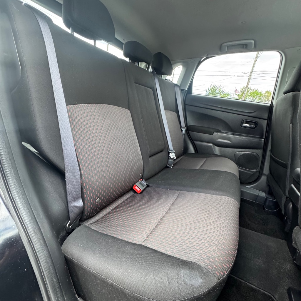 Photo 12 of this MITSUBISHI OUTLANDER SPORT