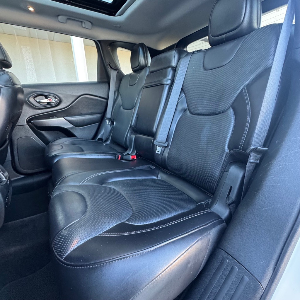 Photo 13 of this JEEP CHEROKEE