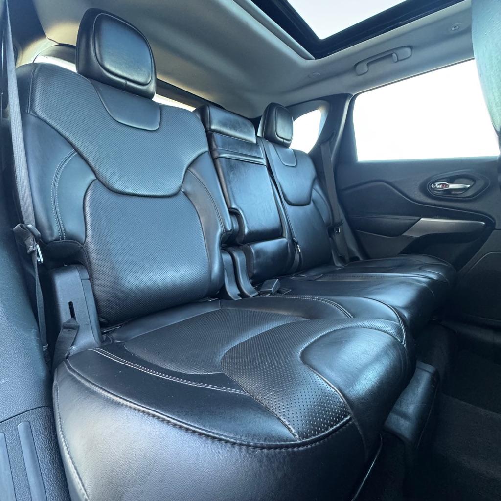 Photo 14 of this JEEP CHEROKEE