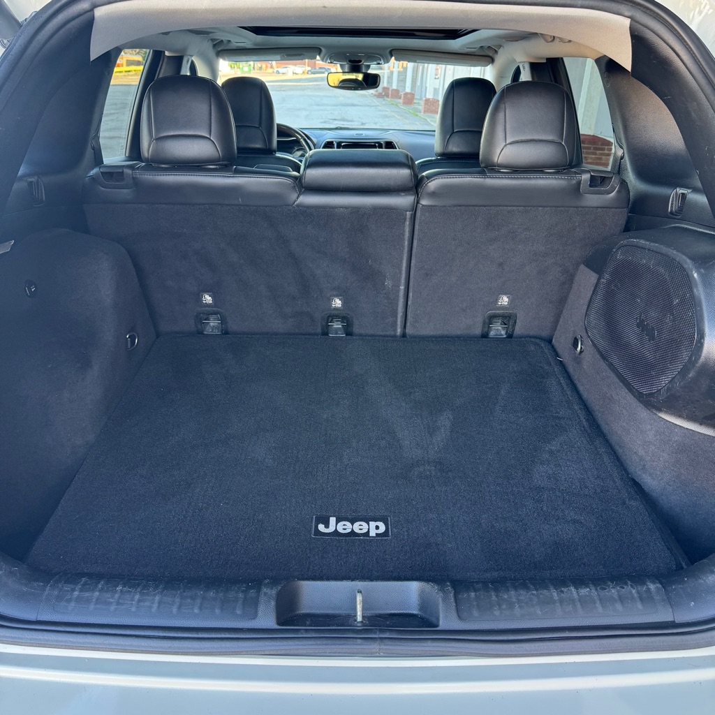 Photo 15 of this JEEP CHEROKEE