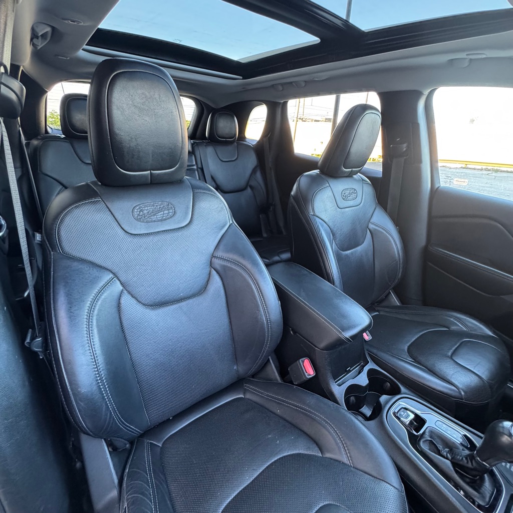 Photo 11 of this JEEP CHEROKEE