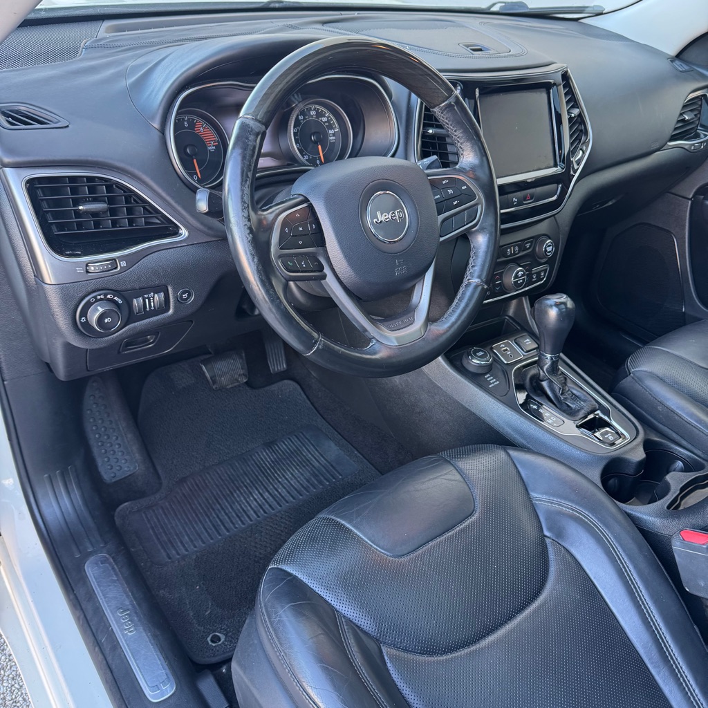 Photo 8 of this JEEP CHEROKEE