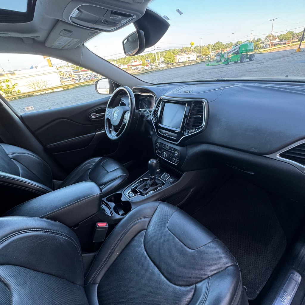Photo 9 of this JEEP CHEROKEE