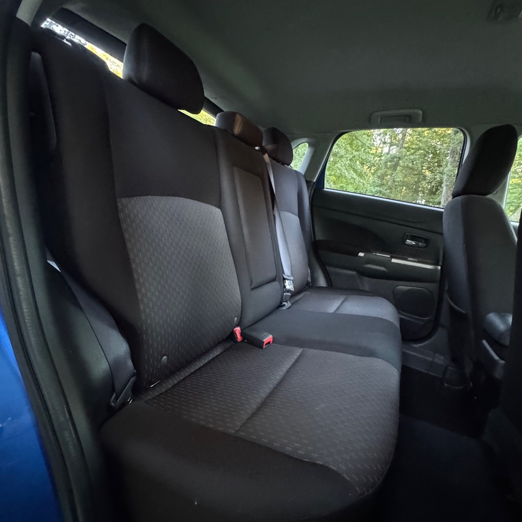 Photo 10 of this MITSUBISHI OUTLANDER SPORT