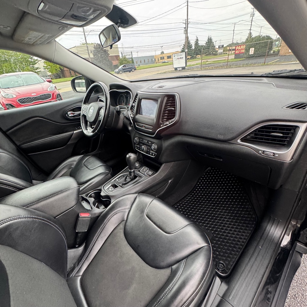 Photo 9 of this JEEP CHEROKEE