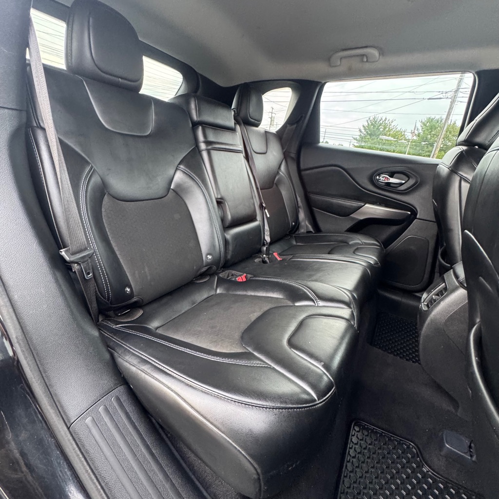 Photo 12 of this JEEP CHEROKEE