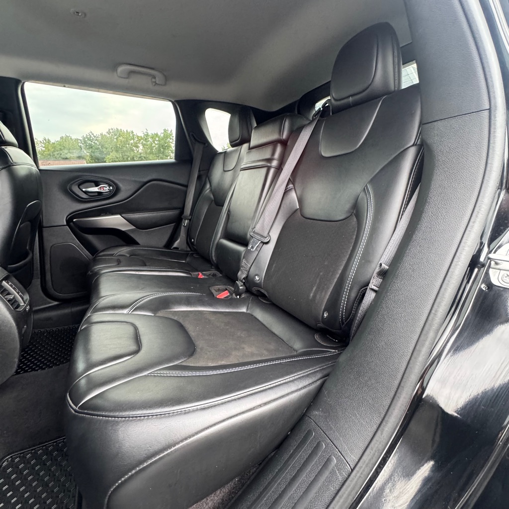 Photo 11 of this JEEP CHEROKEE