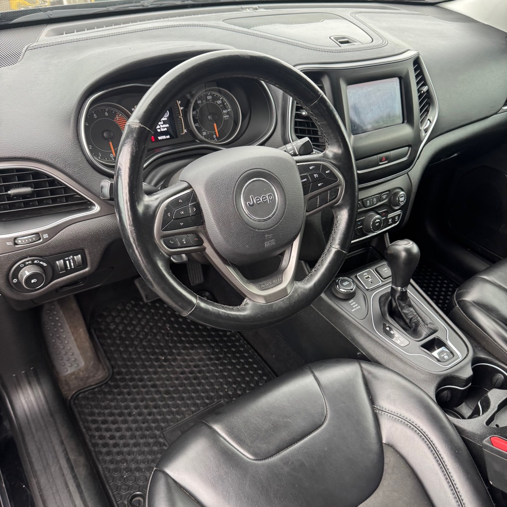Photo 7 of this JEEP CHEROKEE