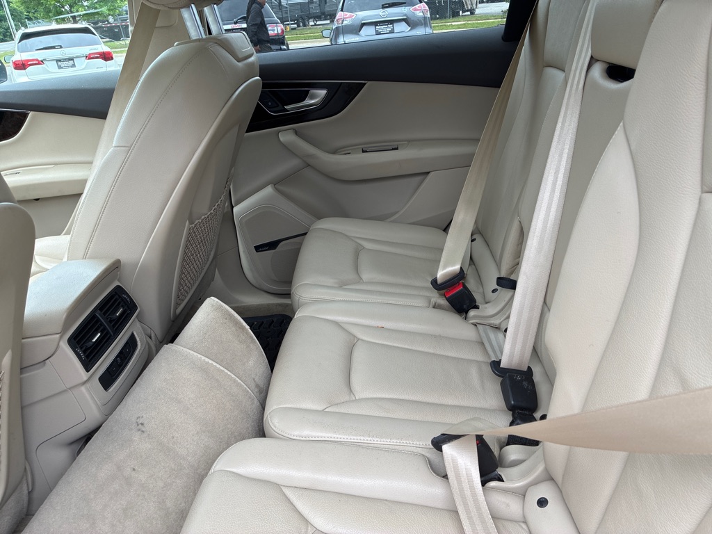 Photo 11 of this AUDI Q7
