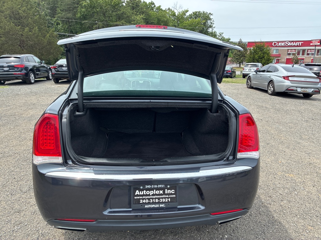 Photo 8 of this CHRYSLER 300