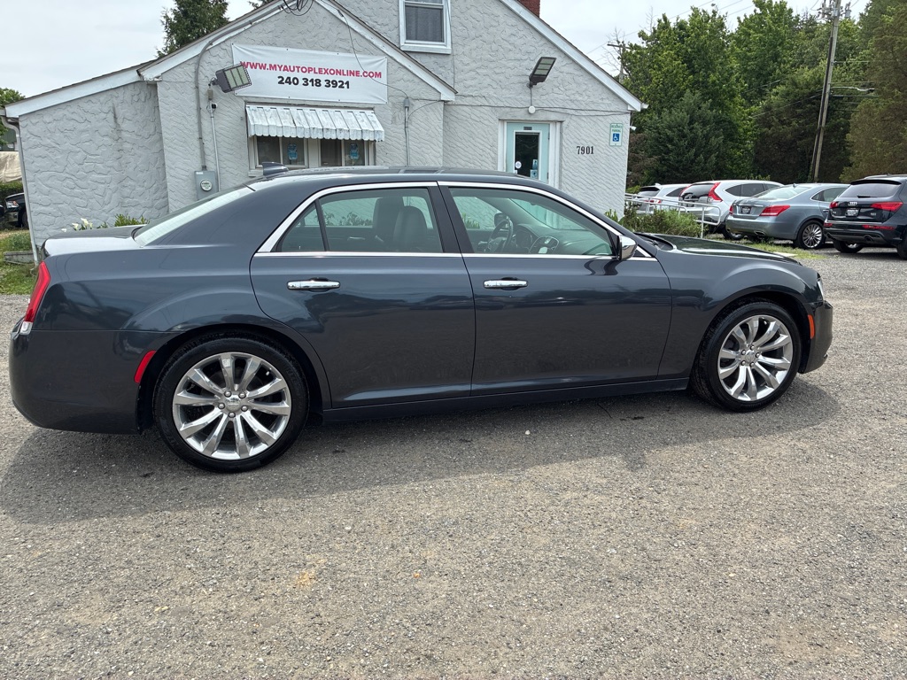 Photo 10 of this CHRYSLER 300