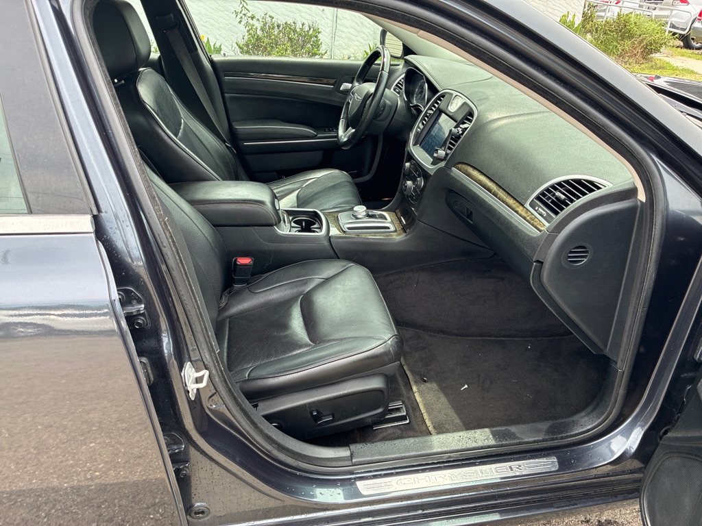 Photo 17 of this CHRYSLER 300