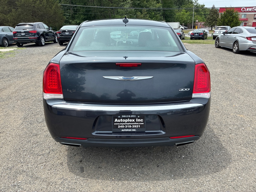 Photo 7 of this CHRYSLER 300