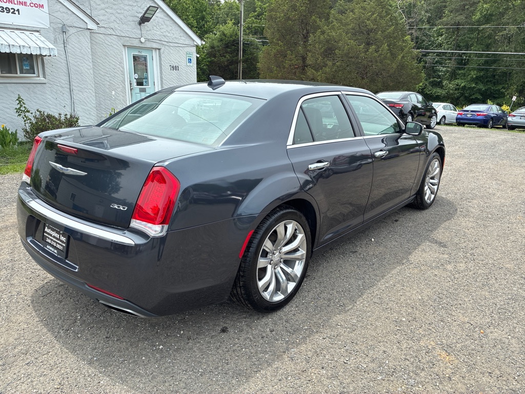 Photo 9 of this CHRYSLER 300