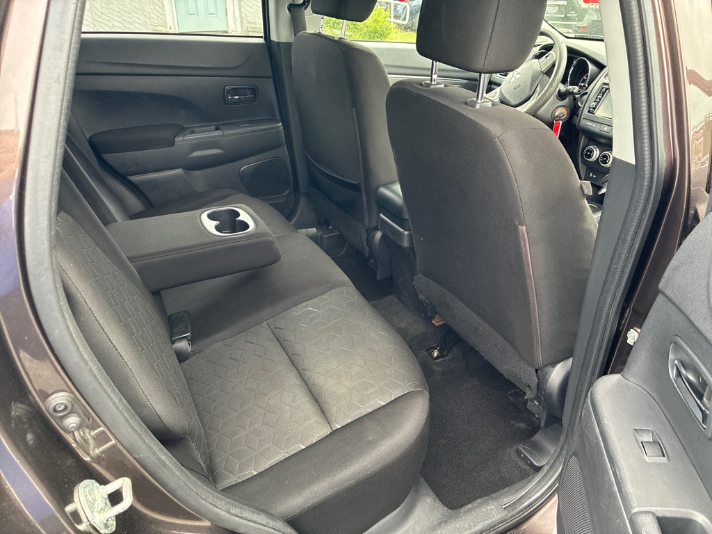Photo 13 of this MITSUBISHI OUTLANDER SPORT