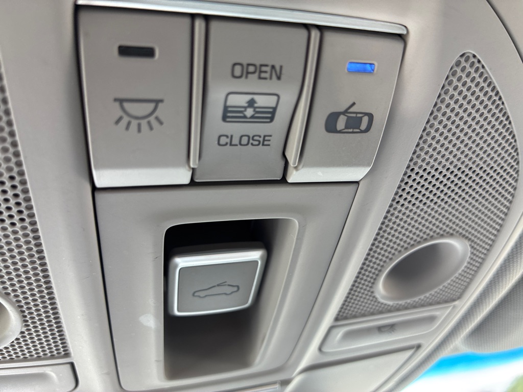 Photo 20 of this HYUNDAI GENESIS