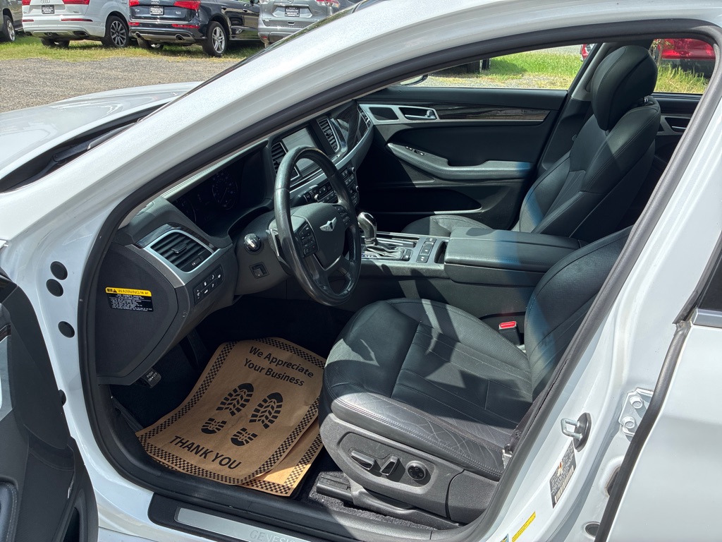 Photo 11 of this HYUNDAI GENESIS
