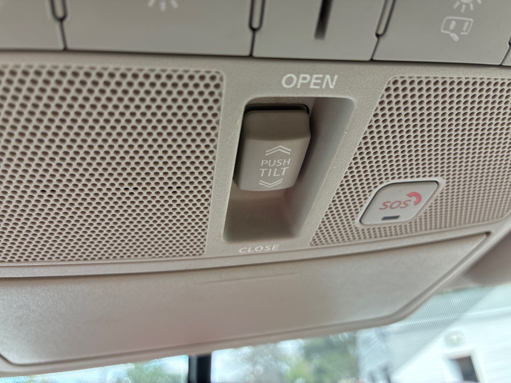 Photo 39 of this NISSAN ROGUE