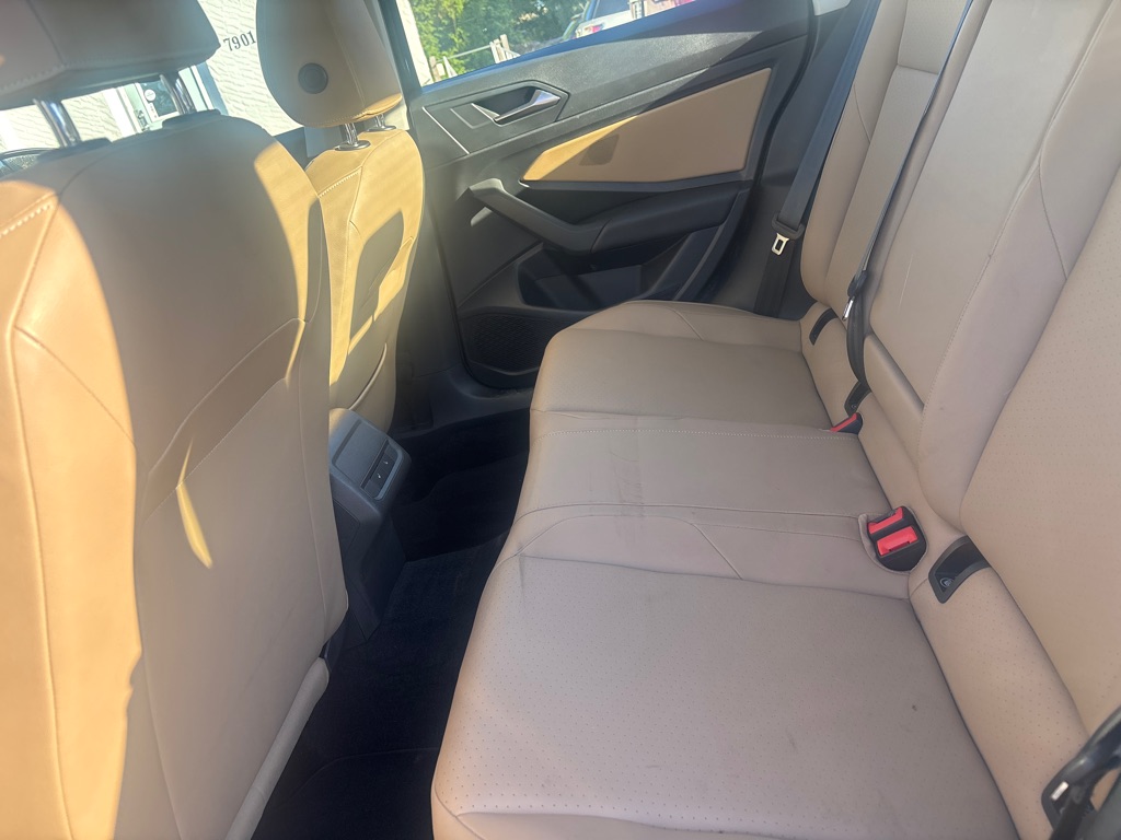 Photo 14 of this VOLKSWAGEN JETTA