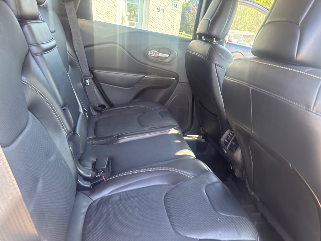 Photo 17 of this JEEP CHEROKEE