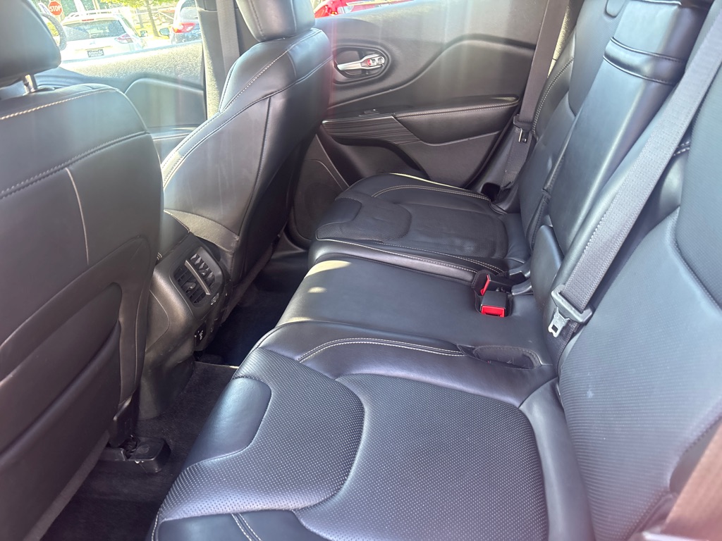Photo 15 of this JEEP CHEROKEE