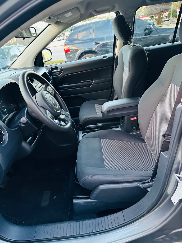 Photo 10 of this JEEP COMPASS