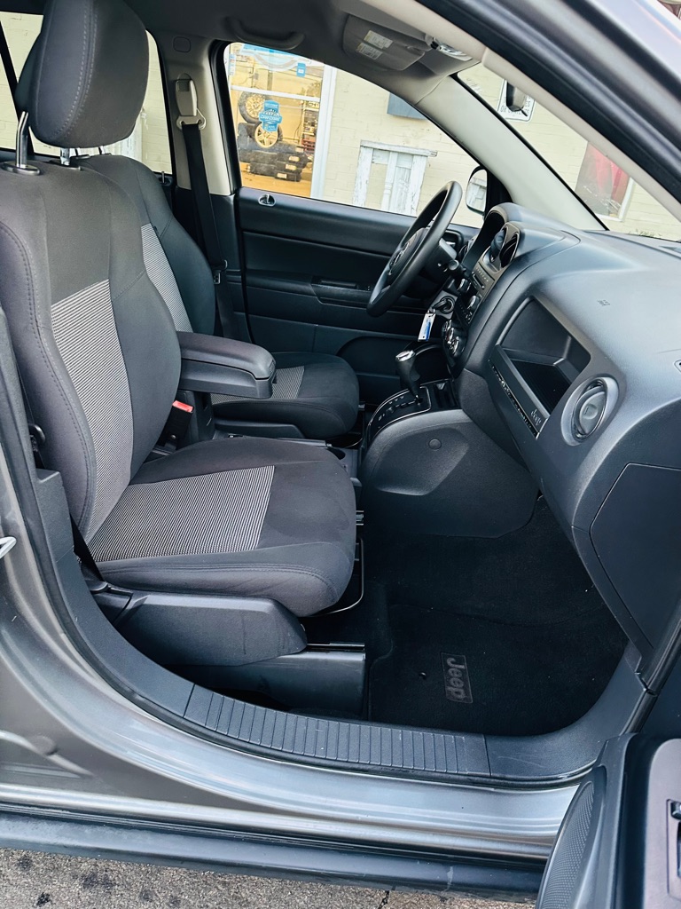 Photo 17 of this JEEP COMPASS