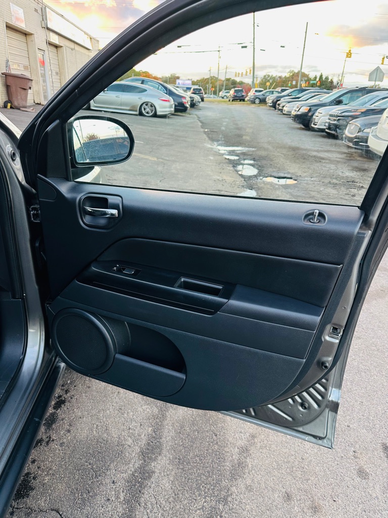 Photo 18 of this JEEP COMPASS