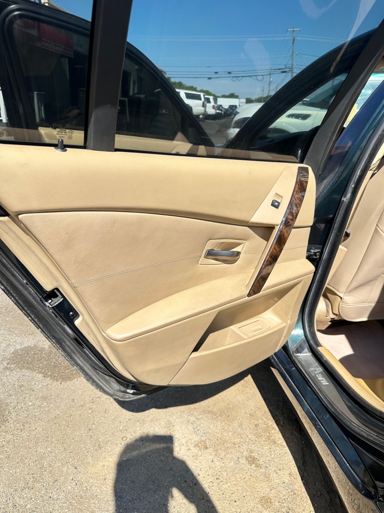 Photo 13 of this BMW 5 SERIES