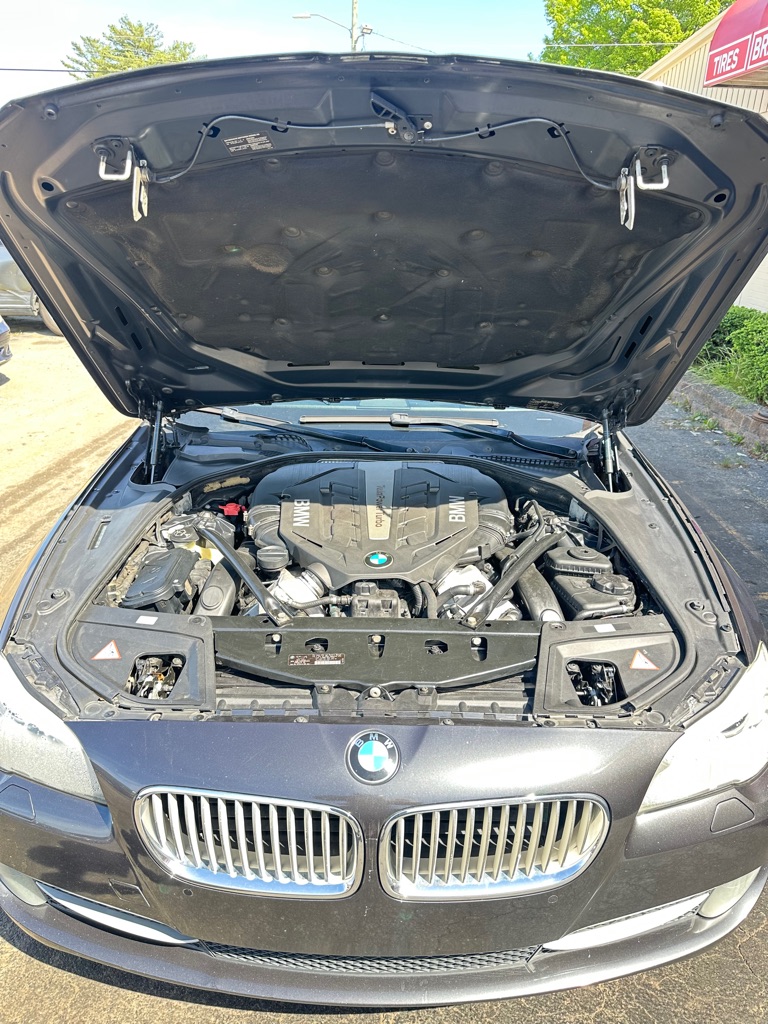 Photo 22 of this BMW 5 SERIES