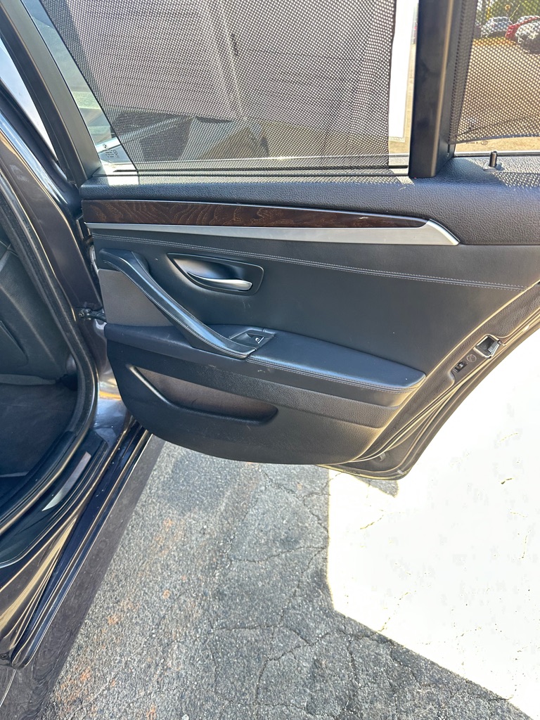 Photo 18 of this BMW 5 SERIES