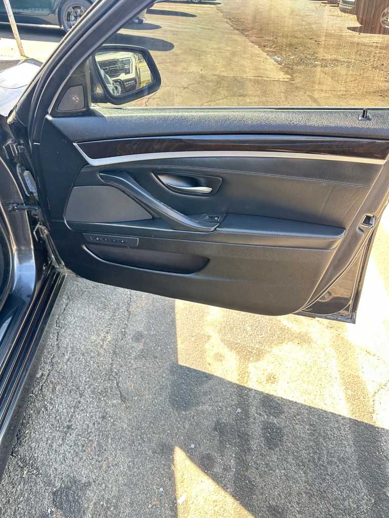 Photo 16 of this BMW 5 SERIES