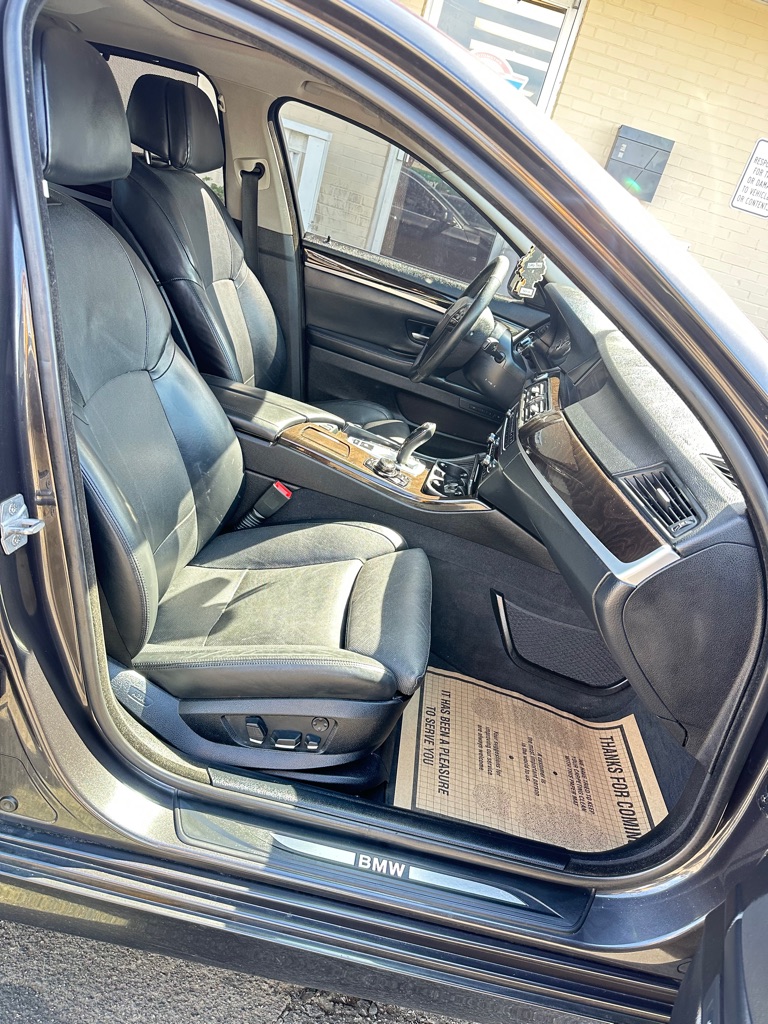 Photo 14 of this BMW 5 SERIES