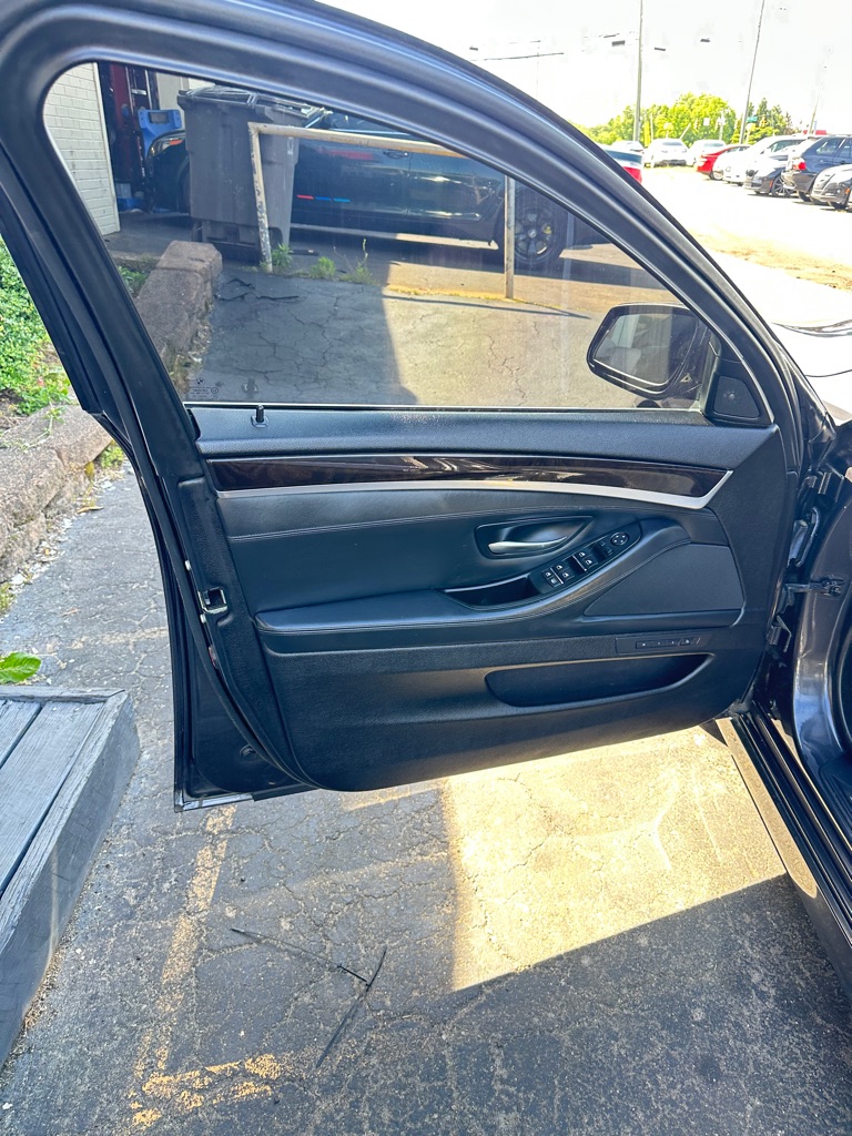 Photo 13 of this BMW 5 SERIES